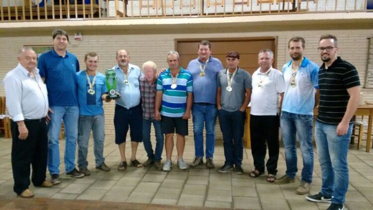 Departamento Municipal de Esportes premia destaques de competição