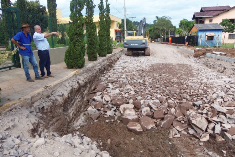 Rua Carlos Nicolau Lauert Dupont está em obras com ritmo acelerado