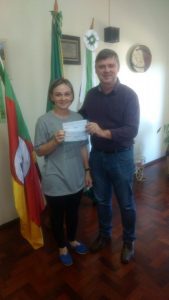 Prefeito entrega R$ 765 à Carla Wanderer (Foto: Divulgação)