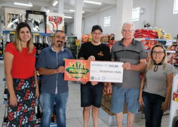Contemplados no Natal Premiado recebem prêmios