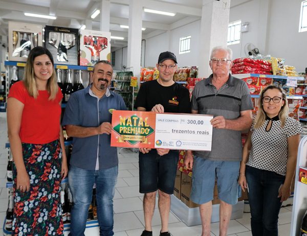 Contemplados no Natal Premiado recebem prêmios