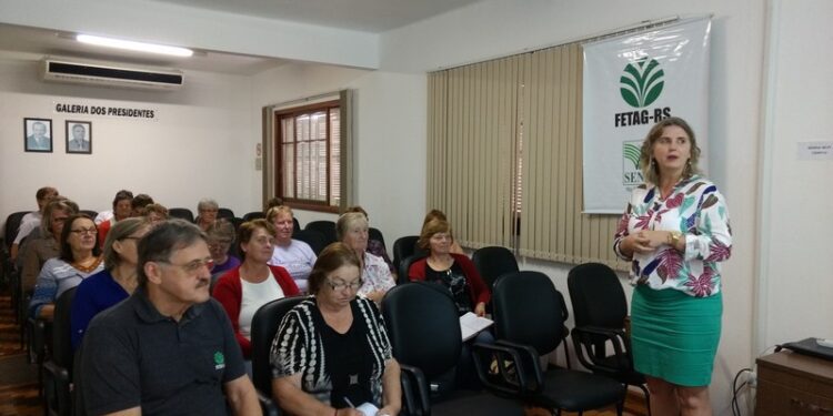 Primeira-dama palestra em encontro da Regional de Mulheres