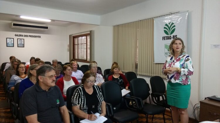Primeira-dama palestra em encontro da Regional de Mulheres