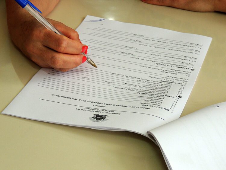 Administração abre processo seletivo para profissionais da área da educação