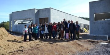 Equipe da EMEI Arco-Íris visitam as obras do novo educandário
