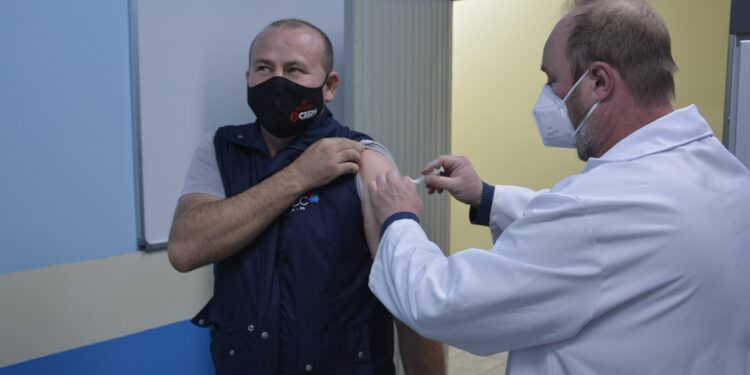 Professores recebem a primeira dose da vacina contra a Covid-19