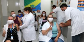 Profissionais da linha de frente da saúde recebem as primeiras doses da vacina