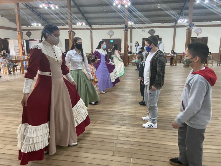 Projeto Dançando Nossas Origens leva cultura, história e tradição às escolas de Encantado