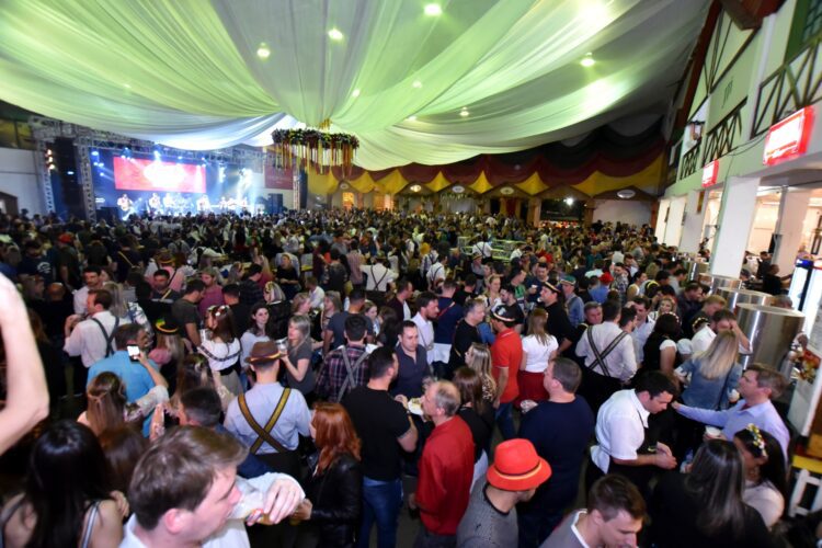 Público pagante da 34ª Oktoberfest chega a 130,7 mil pessoas