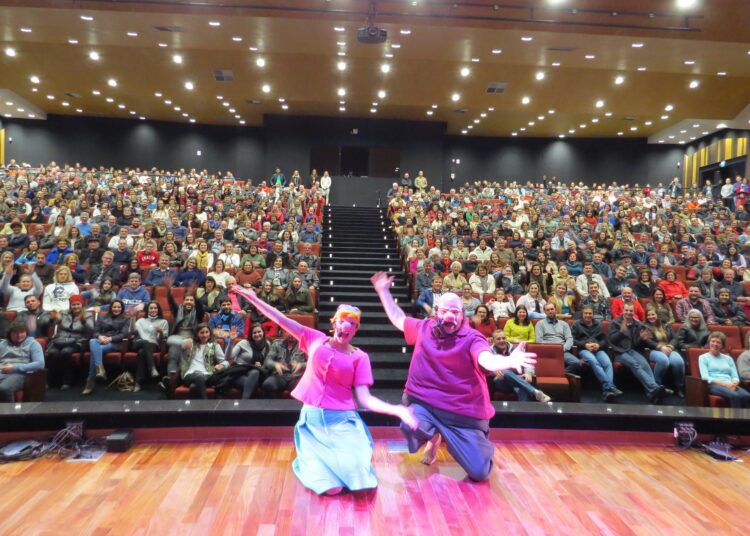 Peça teatral “Radicci e Genoveva” leva público ao auditório do Sicredi Região dos Vales