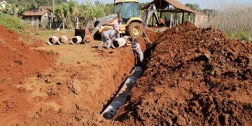 Secretaria de Obras constrói rede pluvial, auxilia empresas e faz melhorias em estradas