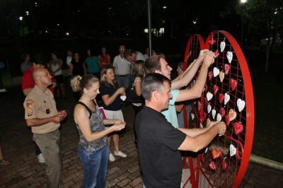 Representantes de entidades e equipes depositaram corações da campanha Eu Amo Arroio do Meio na PRaça Flores da Cunha, ponto de encontro da Gincana (Foto: Maica Viviane Gebing)