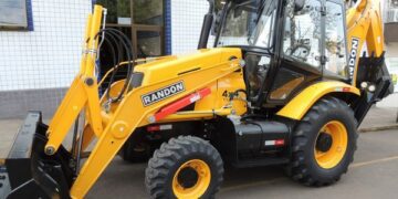 Município recebe nova retroescavadeira