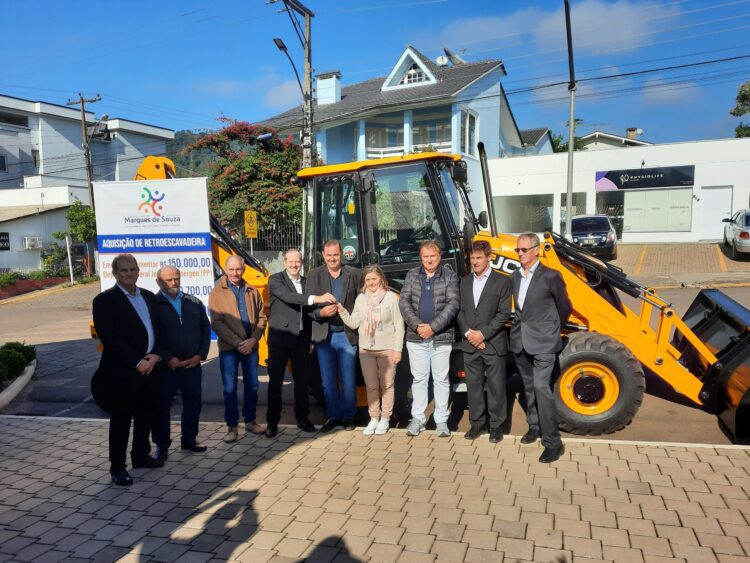 Município recebe retroescavadeira nova