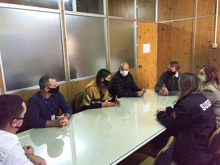 Prefeitura de Lajeado e SUSEPE discutem viabilidade de apenadas produzirem aventais para a Secretaria da Saúde de Lajeado
