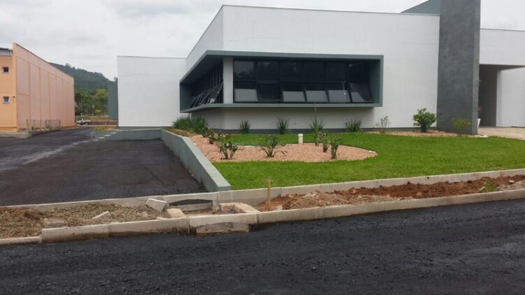 Rua Jacób Flach está sendo pavimentada
