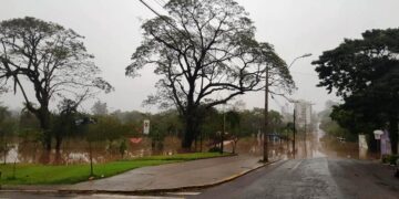 Cheia do Rio Taquari interrompe trânsito em diversas vias da cidade