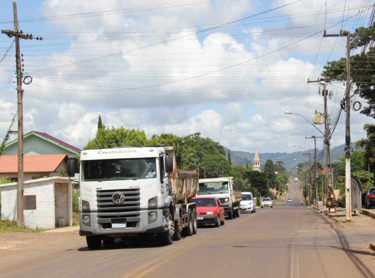 Assinado documento que conclui processo de transferência da ERS 421 de Conventos para Município de Lajeado