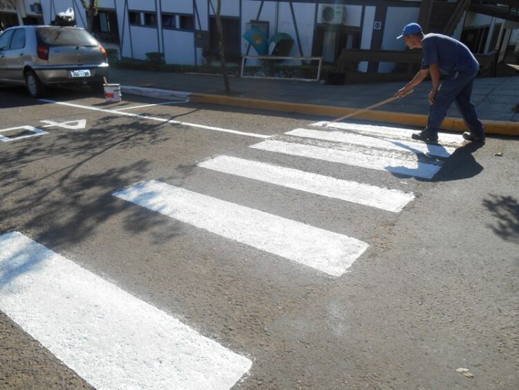 Obras restaura sinalização viária do município
