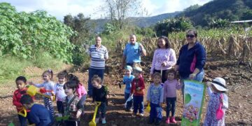 Alunos participam de atividade que estimula a educação ambiental