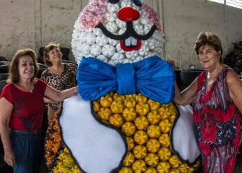 Decoração natalina é reutilizada em preparação à Páscoa