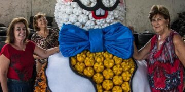 Decoração natalina é reutilizada em preparação à Páscoa