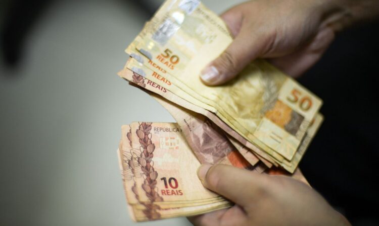Salário mínimo em 2021 será de R$ 1.100