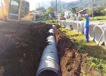 Secretaria de Obras prepara a base de trecho da Rua Adolfo Hollmann