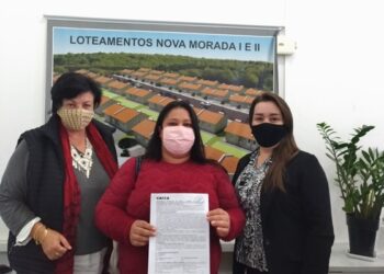 Mais moradores do Nova Morada I e II com contratos em mãos