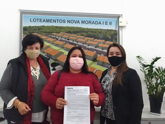 Mais moradores do Nova Morada I e II com contratos em mãos