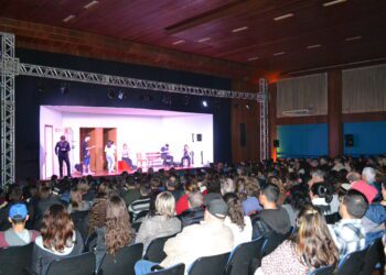 Público lotou auditório na primeira apresentação do projeto Encantarte