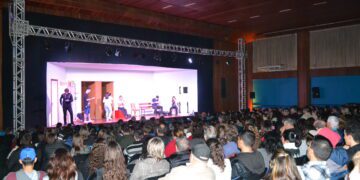 Público lotou auditório na primeira apresentação do projeto Encantarte