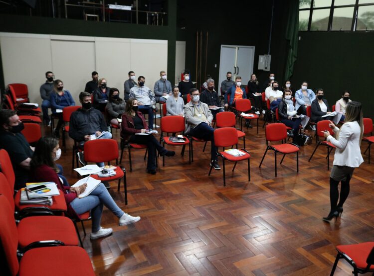 Servidores municipais participam de curso sobre execução e fiscalização de contratos