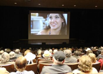 Sessão de cinema reúne idosos e aposentados da região no auditório do Sicredi