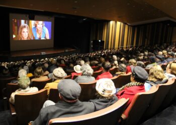 Sessão de cinema reúne idosos e aposentados da região