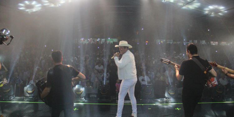 O padre sertanejo do Brasil emociona milhares de fãs em Estrela