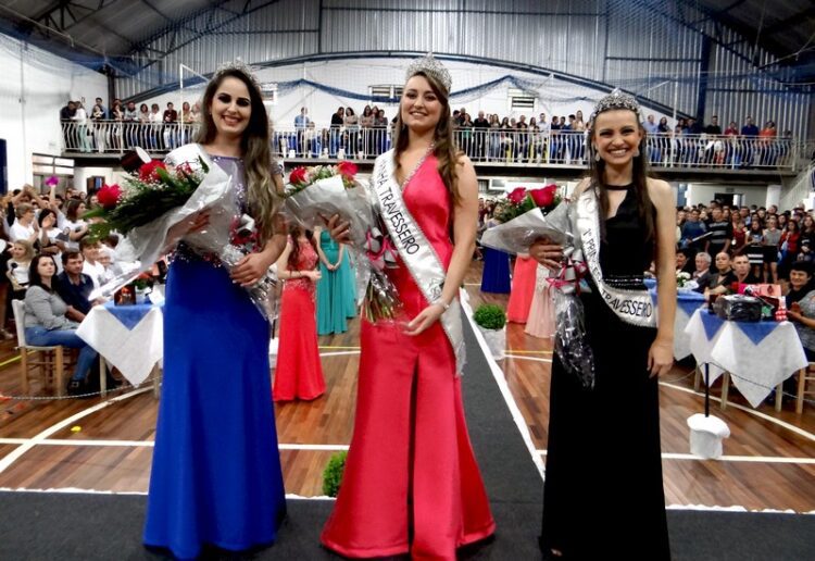 Raquel Henz é eleita rainha de Travesseiro