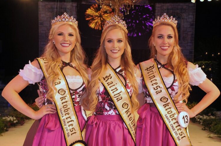 Milena Rachor, Thartieri Assmann e Mylena Gehrke são as Soberanas da 33ª Oktoberfest de Santa Cruz