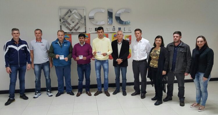 Primeiros vales-compras sorteados para consumidores de Teutônia