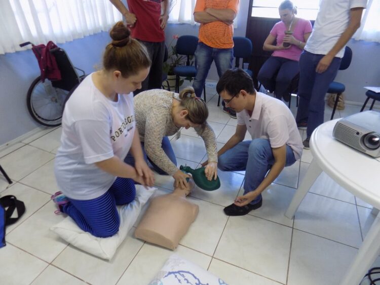 Técnicas de ressuscitação são ministradas à equipe da saúde