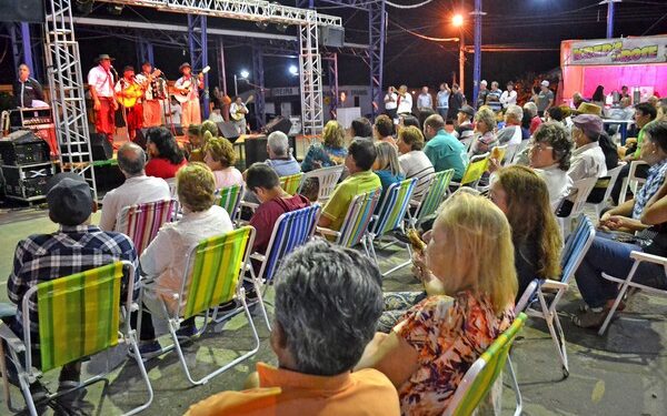 Terno de Reis encerra 25º Natal Açoriano em Terra Gaúcha com bom público na Praça da Bandeira