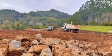Administração inicia mais uma terraplanagem de incentivo