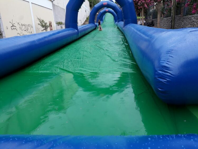 Toboágua de 100 metros é uma das atrações do Festival de Verão