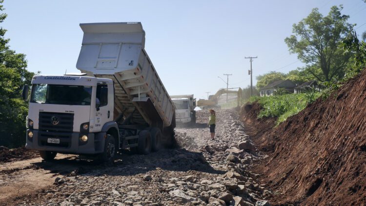 Linha Ano Bom Alto recebe pavimentação asfáltica