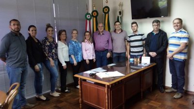 Transmissão de cargo contou com a presença de secretários, assessores e do vereador Diego Pretto (Foto: Cris Costa)