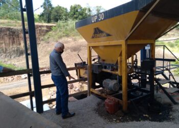 Executivo visita usina asfáltica de Roca Sales