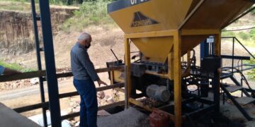 Executivo visita usina asfáltica de Roca Sales