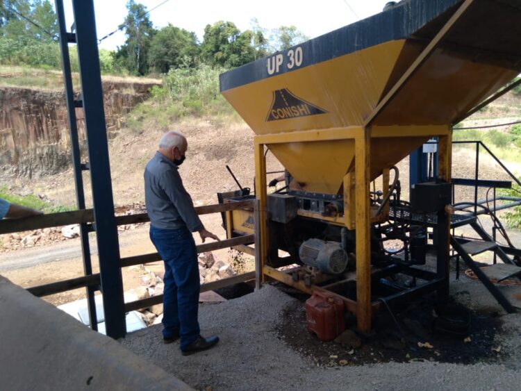 Executivo visita usina asfáltica de Roca Sales