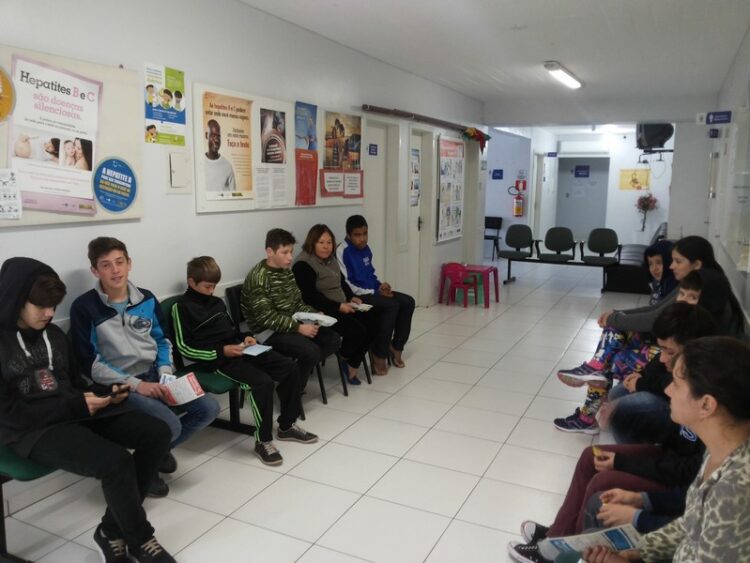 Adolescentes são vacinados contra o Hpv