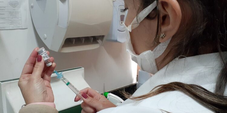 Vacina da Covid já está disponível para adolescentes com 16 anos ou mais